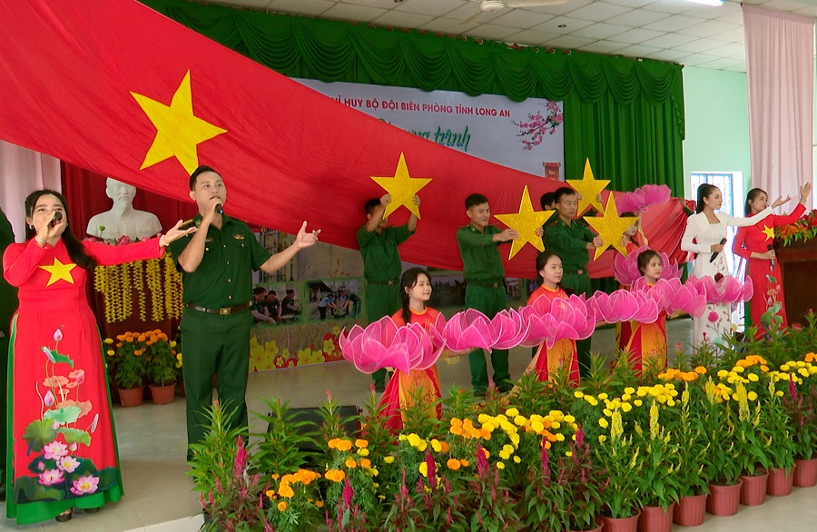 Chương trình “Xuân biên phòng ấm lòng dân bản” năm Ất Tỵ 2025 được tổ chức với nhiều hoạt động ý nghĩa như: giao lưu văn nghệ, thi đấu thể thao và các hoạt động chăm lo tết cho gia đình chính sách, người có công trên biên giới.