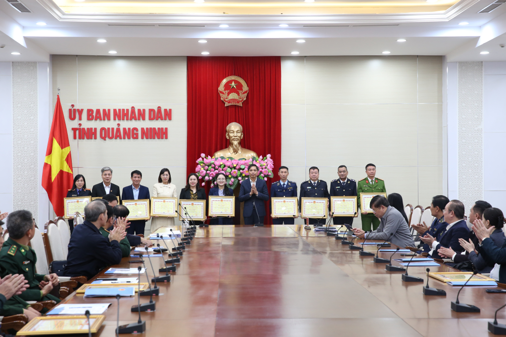 UBND tỉnh Quảng Ninh đã tặng Bằng khen cho các tập thể, cá nhân đạt thành tích xuất sắc trong công tác chống buôn lậu, gian lận thương mại và hàng giả năm 2024.