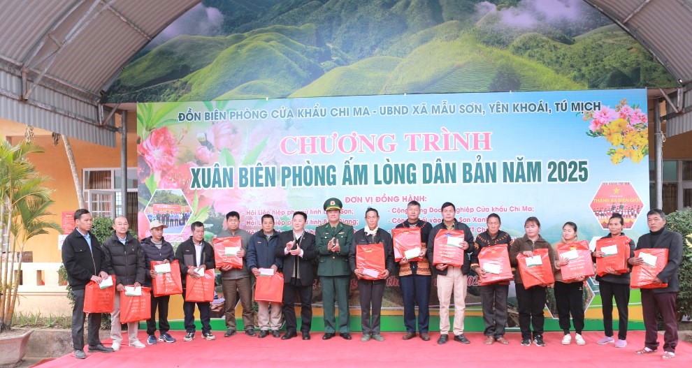 Đại tá Trịnh Hữu Tăng, Chính ủy Bộ đội biên phòng tỉnh Lạng Sơn cùng lãnh đạo Ban Dân vận Tỉnh ủy Lạng Sơn tặng quà cho các gia đình có hoàn cảnh khó khăn tại chương trình