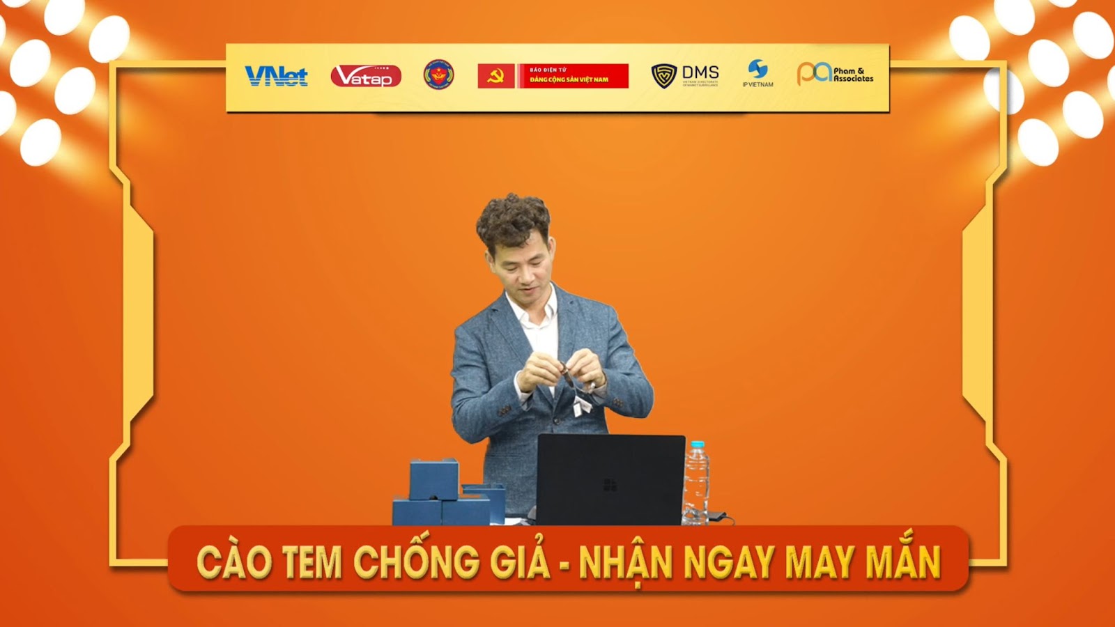 NSND Xuân Bắc dẫn chương trình trao thưởng “Cào tem chống giả - Nhận ngay may mắn”.