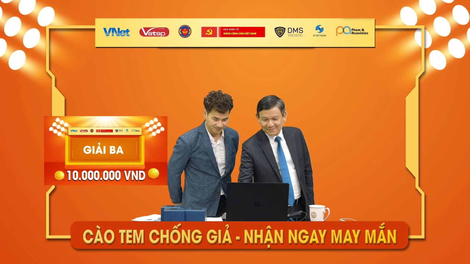 Ông Phạm Đức Thái - Phó Tổng Biên tập Báo điện tử Đảng Cộng sản Việt Nam tham gia quay thưởng tại Chương trình