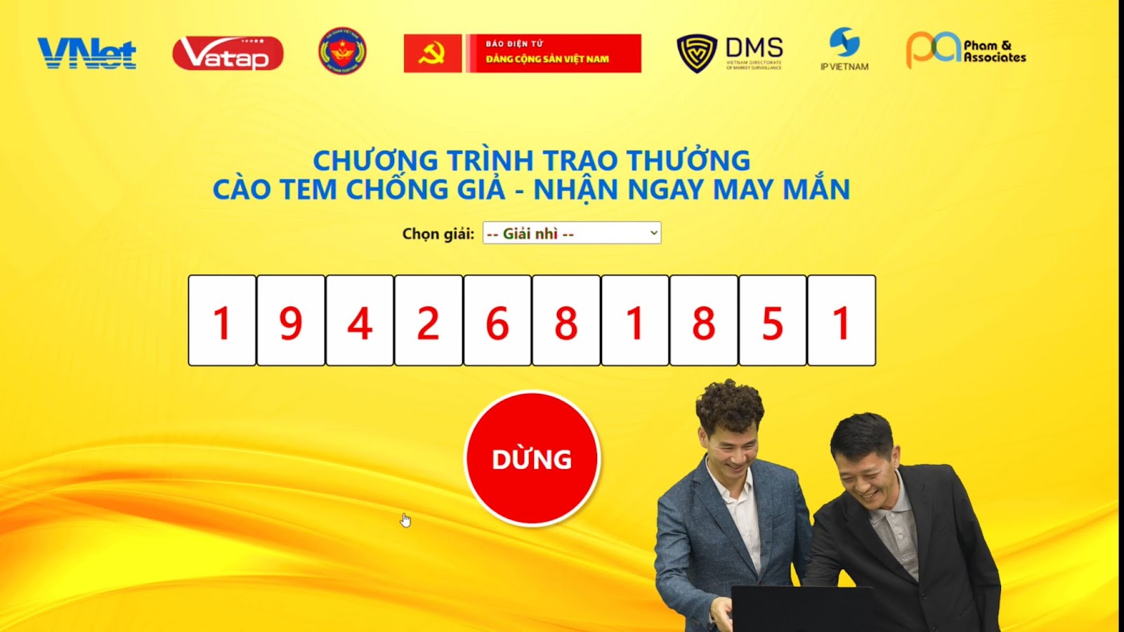 Ông Dương Anh Đức - Chủ tịch Hội đồng Quản trị Công ty Cổ phần VNet tham gia quay thưởng tại Chương trình