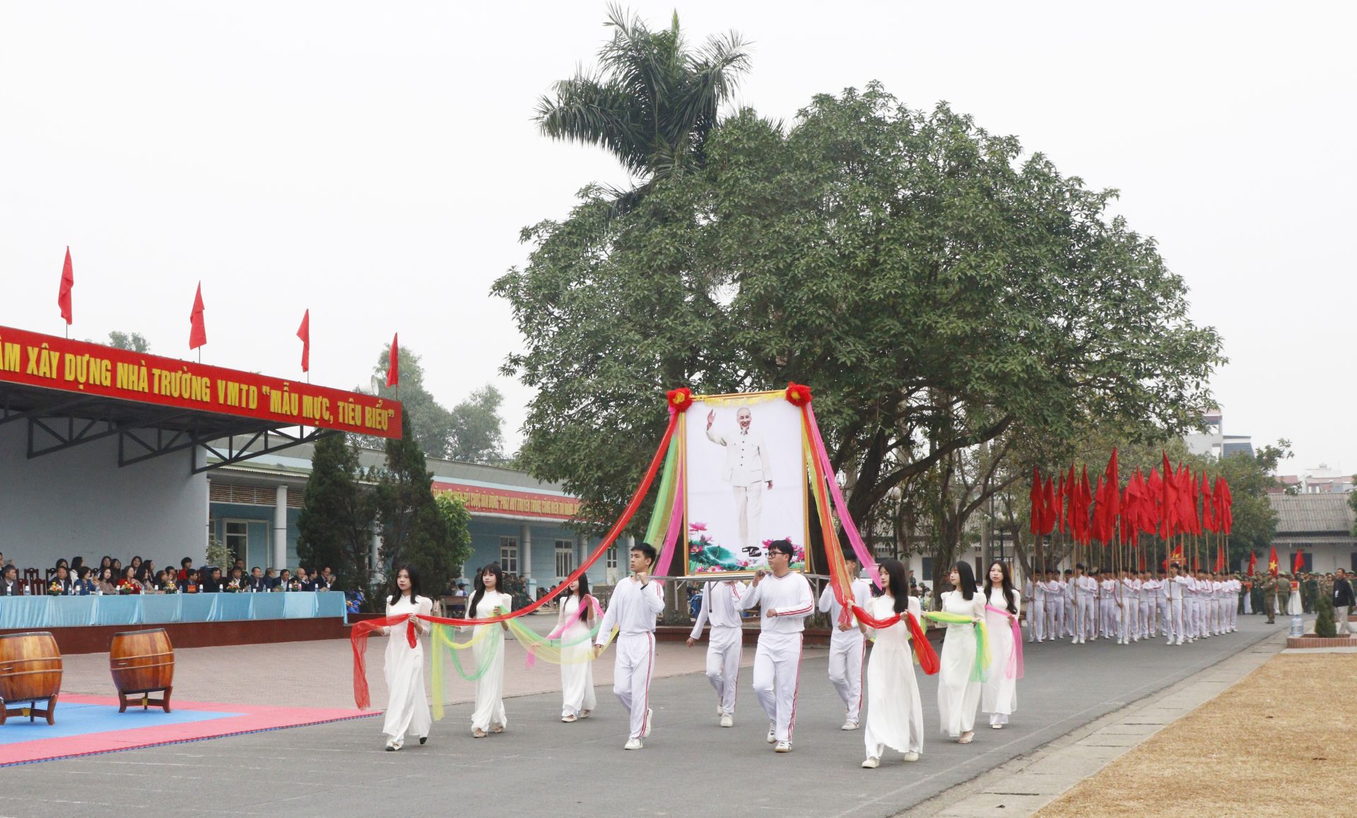 Màn diễu hành ảnh Bác Hồ qua khán đài.