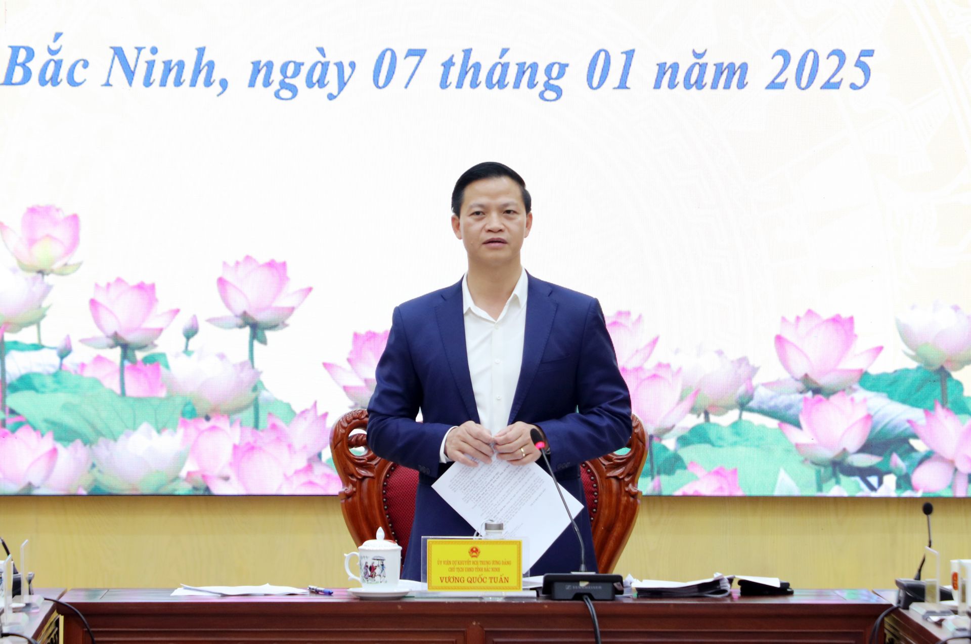 Chủ tịch UBND tỉnh Vương Quốc Tuấn phát biểu chỉ đạo phiên họp.