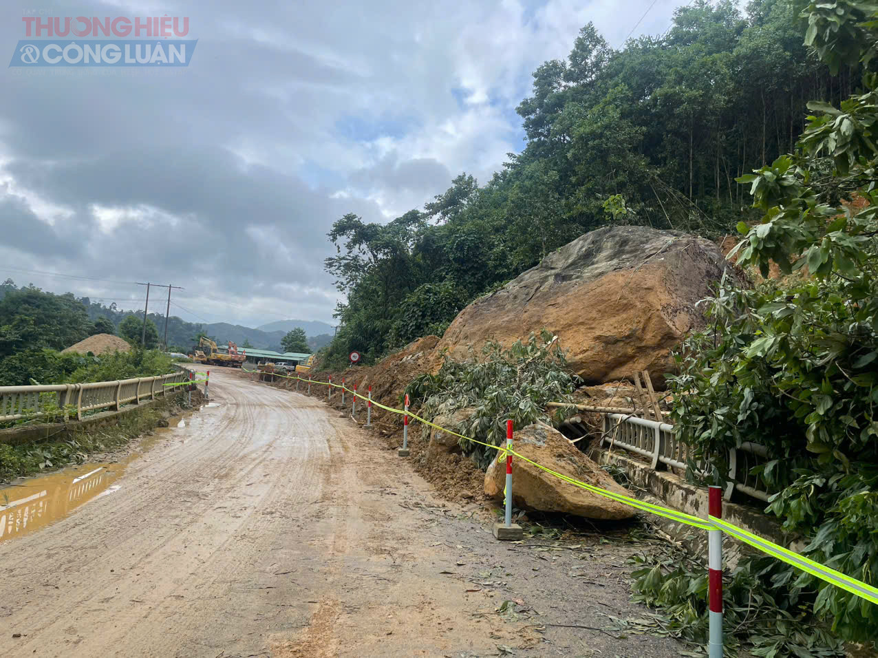 Huyện Phước Sơn một tảng đá đường kính khoảng 10m sạt xuống mép đường, làm lệch mố cầu