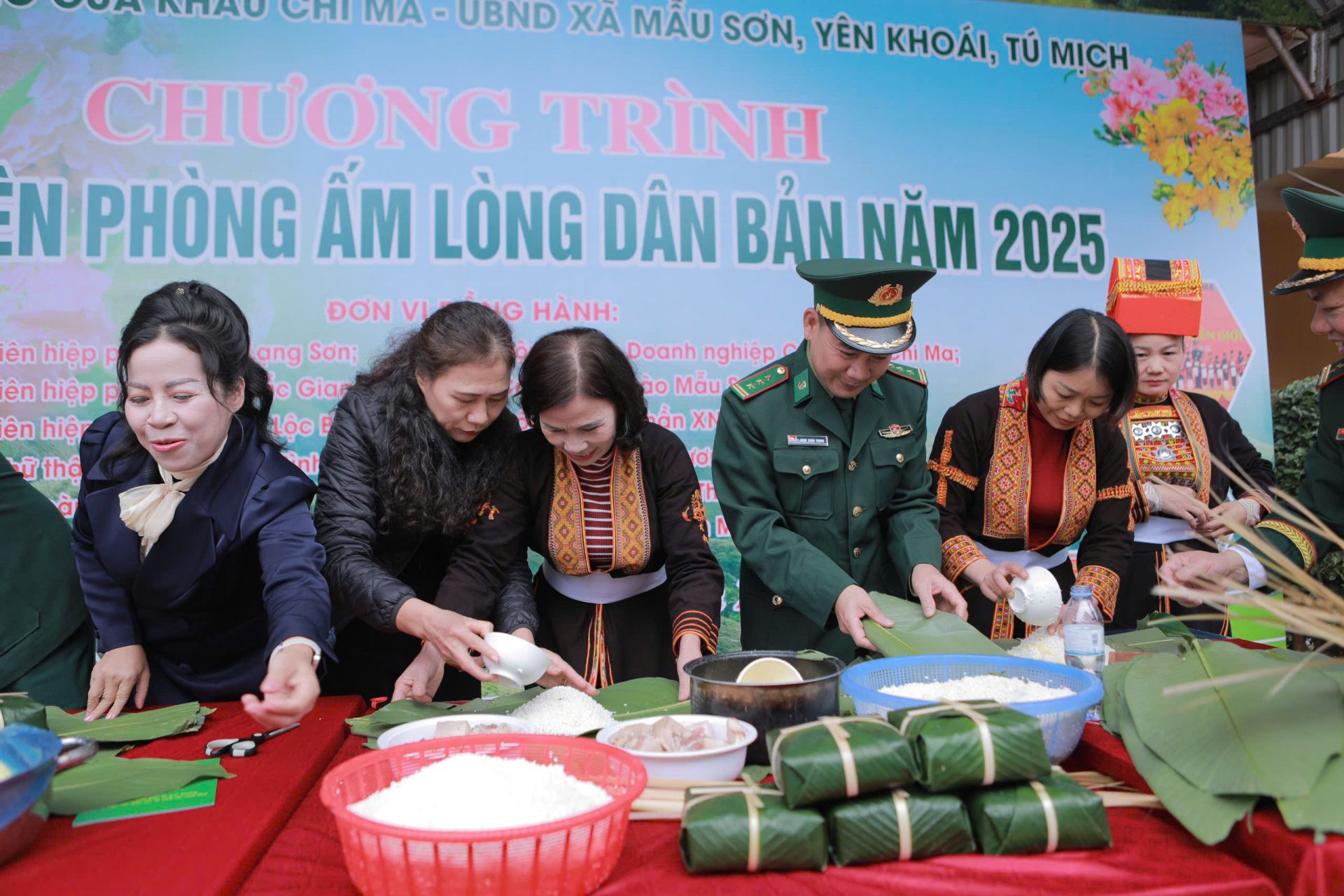 Các đại biểu cùng nhân dân tham gia gói bánh chưng tại chương trình