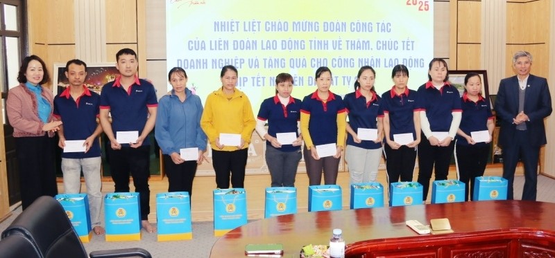 Lãnh đạo LĐLĐ tỉnh tặng quà cho người lao động Công ty CP Dụng cụ thể thao Delta.