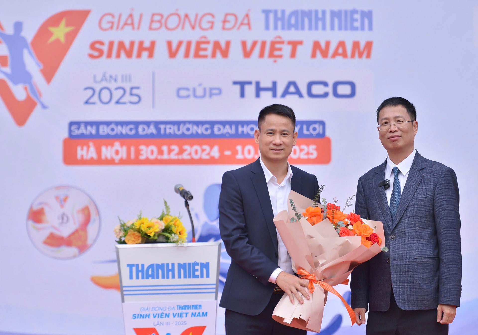 Ông Nguyễn Văn Lân - Tổng Giám đốc Ban Điều hành các đại lý (trực thuộc & độc lập) Kia, Mazda Hà Nội (bên trái) tham dự lễ khai mạc vòng loại khu vực phía Bắc