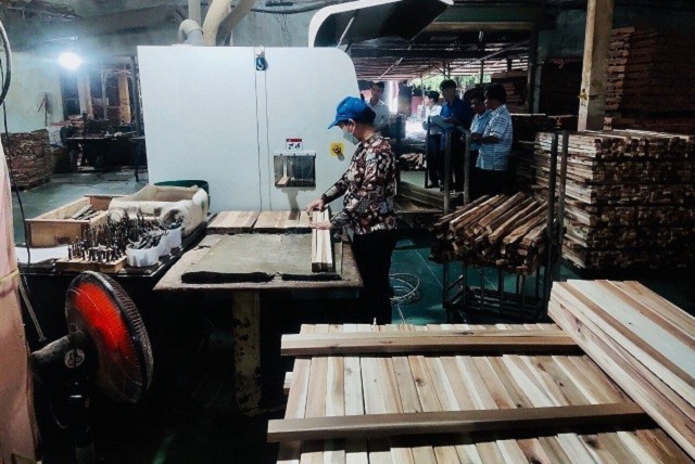 Một góc phân xưởng sản xuất đồ gỗ của Công ty Thành Đạt. Ảnh: Viết Hiền Một góc phân xưởng sản xuất đồ gỗ của Công ty Thành Đạt. Ảnh: Viết Hiền