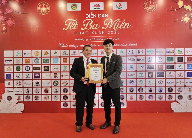 Ông Nguyễn Thế Vinh (bên trái) được trao Chứng nhận “Top 10 Thương hiệu mạnh phát triển quốc gia”. Ảnh: VH