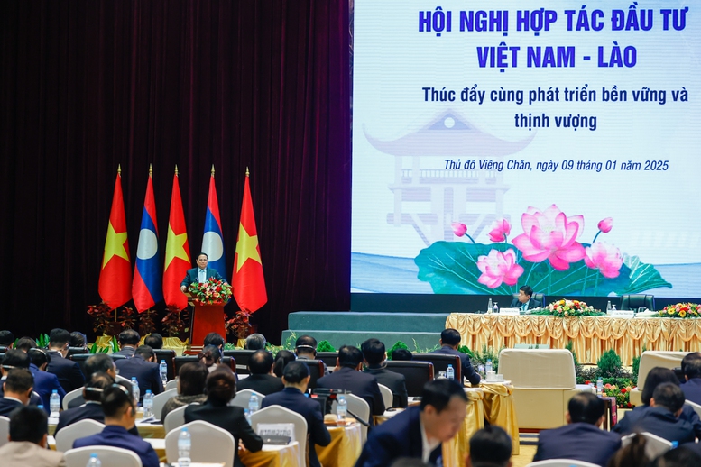 Thủ tướng biểu dương những nỗ lực của doanh nghiệp hai nước thời gian qua, đạt được những kết quả hợp tác tích cực, góp phần vào sự phát triển của Việt Nam và Lào, mang lại lợi ích thiết thực cho nhân dân hai nước - Ảnh: VGP/Nhật Bắc