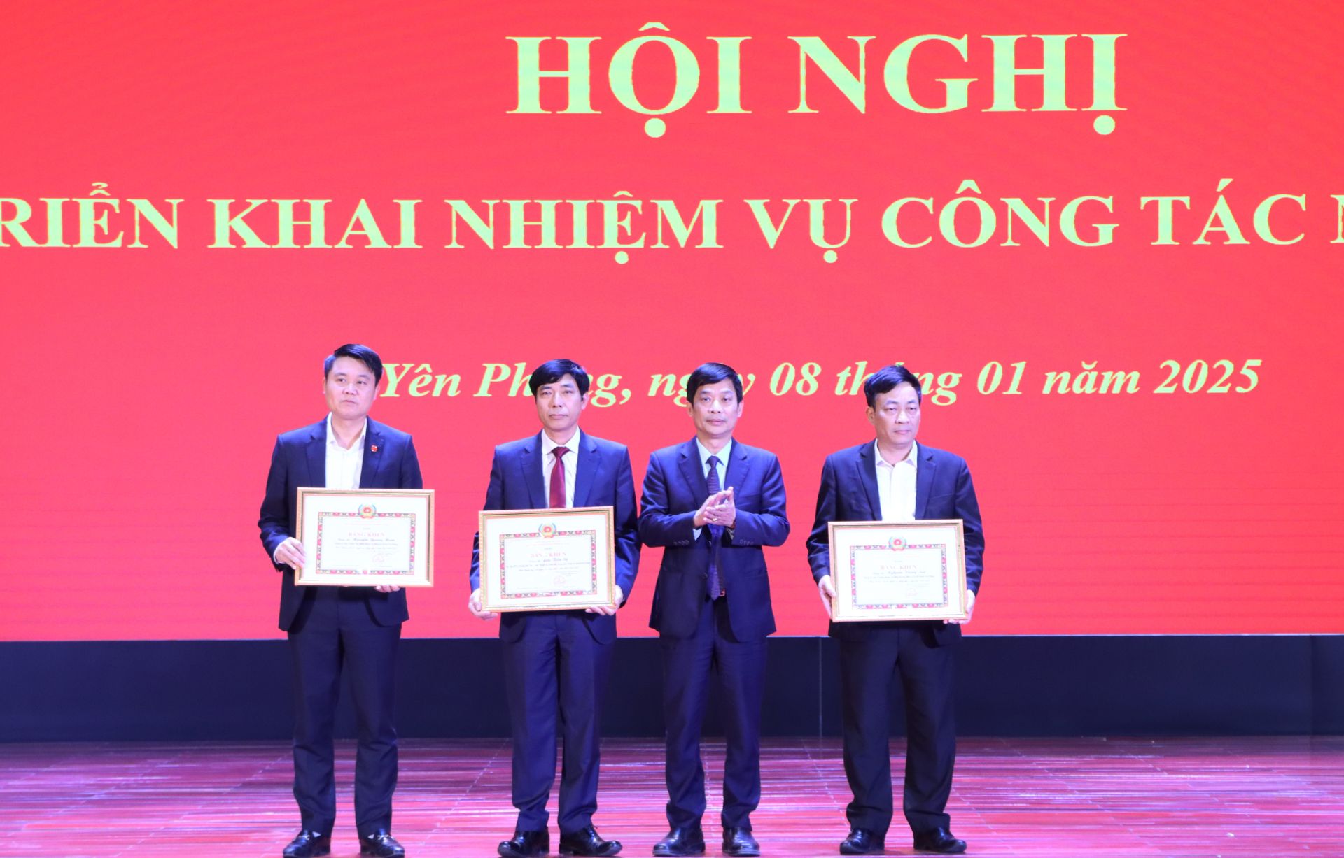 Phó Chủ tịch HĐND tỉnh Nguyễn Anh Tuấn trao Bằng khen của Ban Thường vụ Tỉnh ủy cho các tập thể, cá nhân.