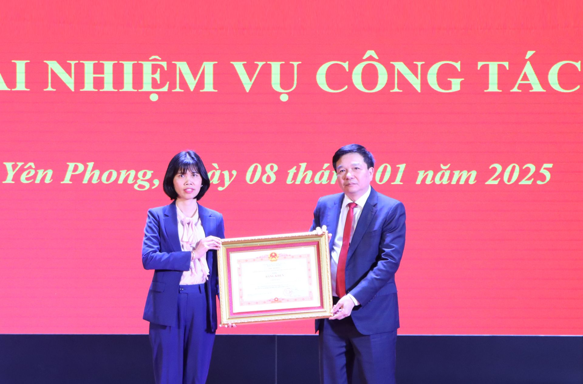 Trưởng Ban Dân vận Tỉnh uỷ Hà Sỹ Tiếp trao Bằng khen của Thủ tướng Chính phủ cho cá nhân xuất sắc.