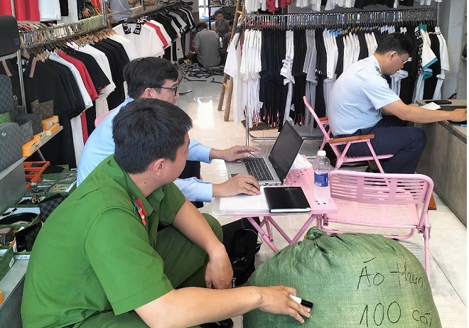 Tạm giữ trên 2.000 sản phẩm quần áo không rõ nguồn gốc xuất xứ