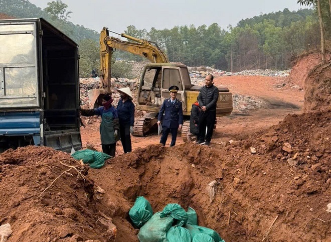 Tiêu hủy hơn 5,7 tấn thực phẩm không rõ nguồn gốc xuất xứ