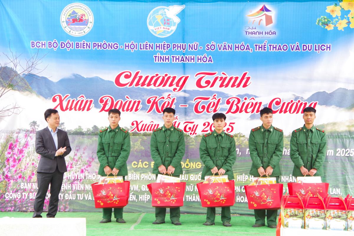 Đại diện Sở Văn hoá, Thể thao và Du lịch tỉnh tặng quà cho chiến sĩ đơn vị. Ảnh: Quốc Toản