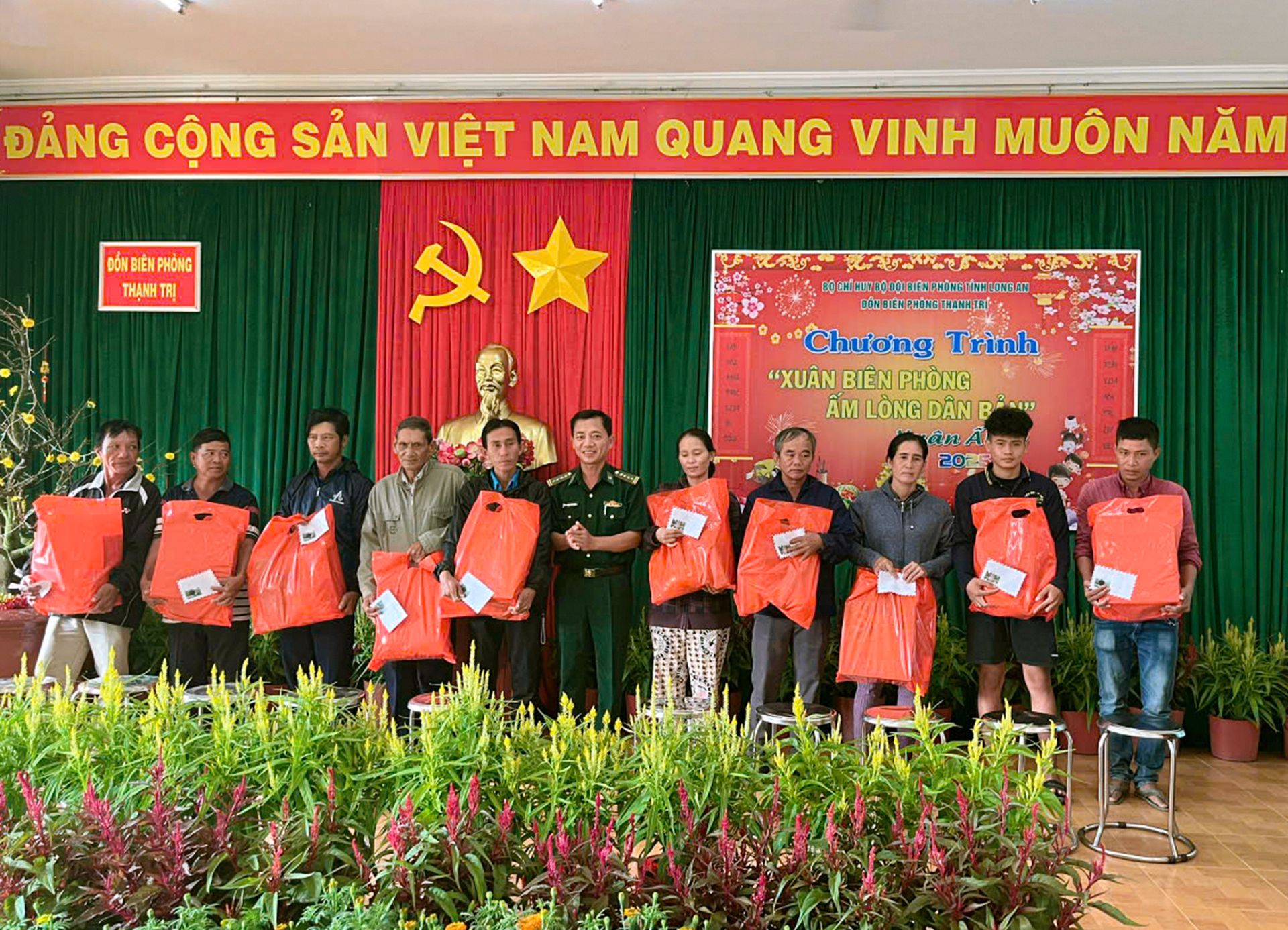 Đại tá Trương Thùy Dương – Phó Chỉ huy trưởng Nghiệp vụ BĐBP tỉnh trao tặng những phần quà đến các gia đình