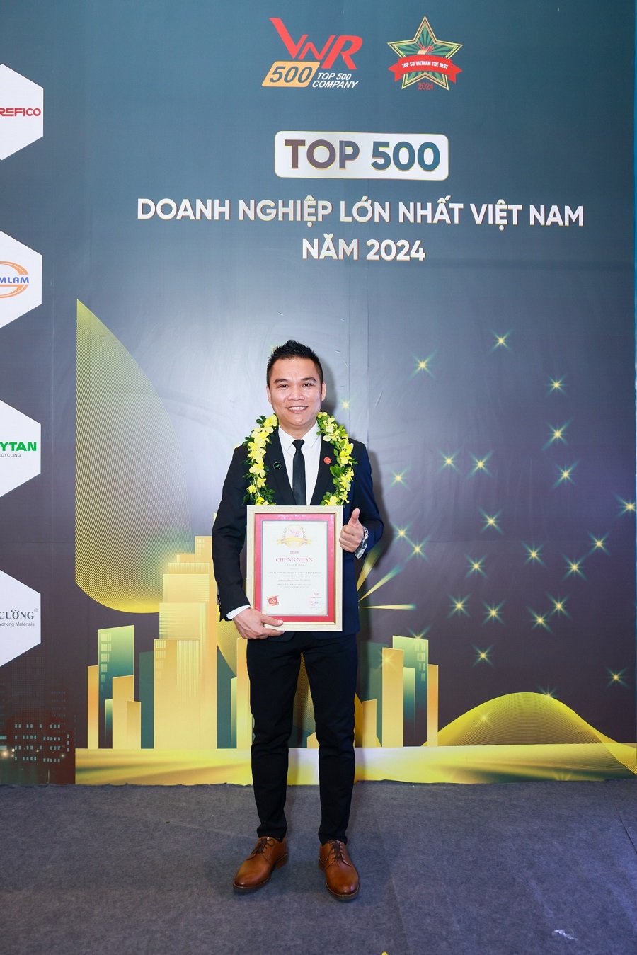 Ông Nguyễn Thành Đạt - Giám Đốc Truyền Thông Herbalife Việt Nam, Campuchia & Thái Lan đại diện nhận giải Top 500 Doanh Nghiệp Việt Nam 2024