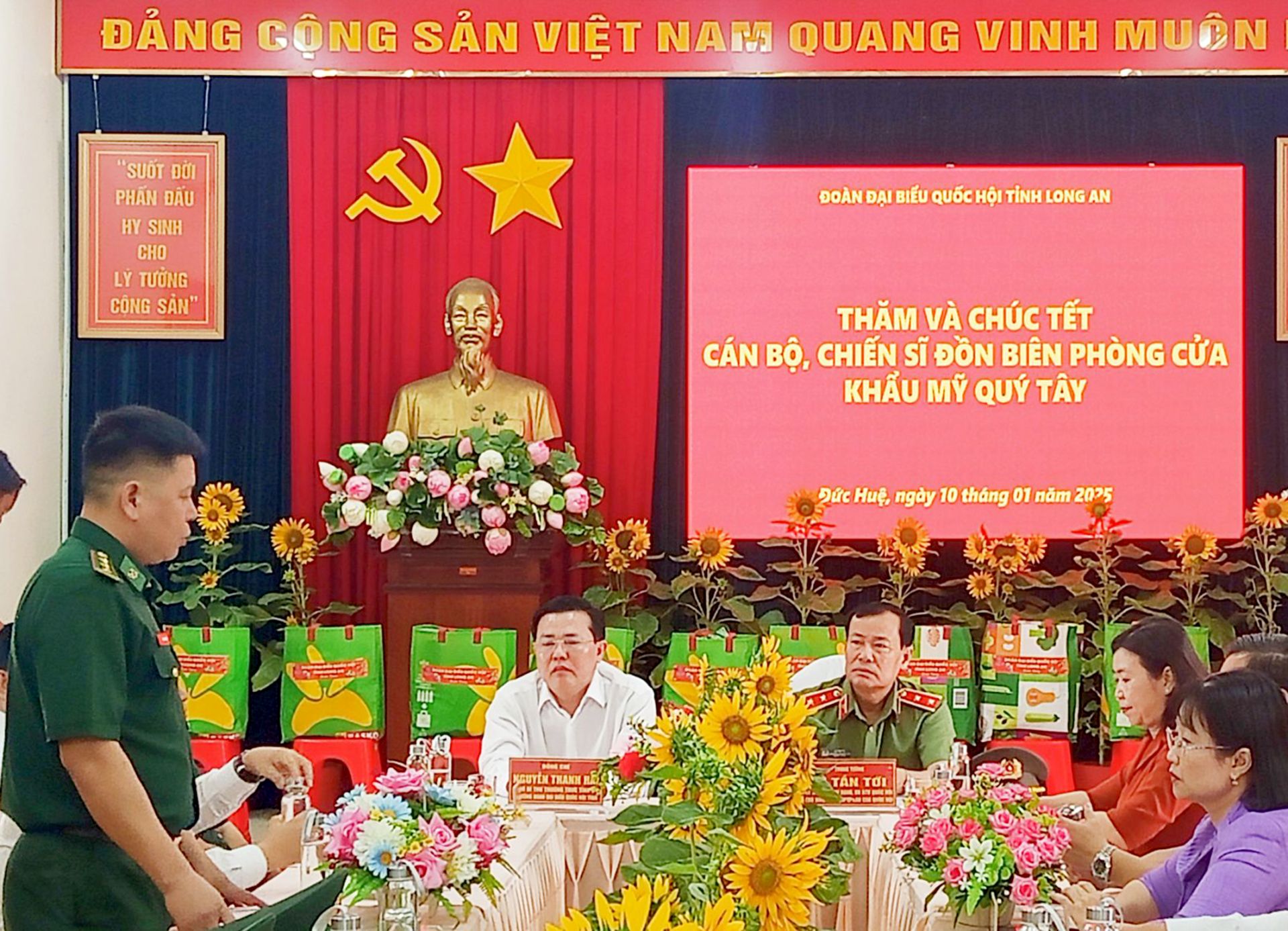 Thượng tá Phạm Thành Trung – Đồn trưởng Đồn Biên phòng Cửa khẩu Mỹ Quý Tây báo cáo tóm tắt tình hình đơn vị và địa bàn khu vực Đồn quản lý trong năm 2024