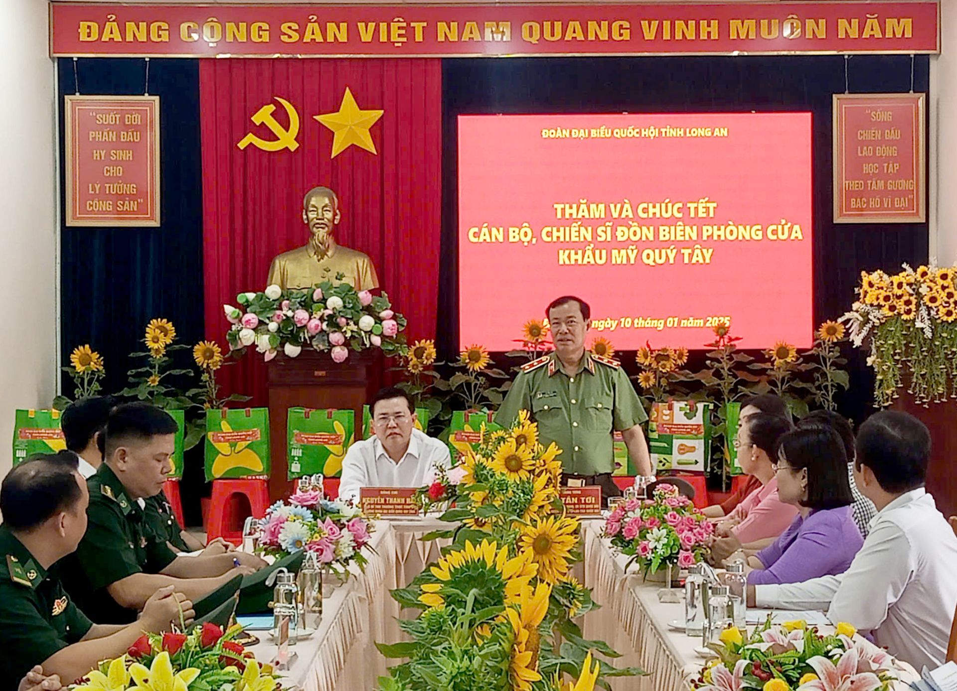 Trung tướng Lê Tấn Tới - Ủy viên Ban Chấp hành Trung ương Đảng, Ủy viên Ủy ban Thường vụ Quốc hội, Chủ nhiệm Ủy ban Quốc phòng và An ninh của Quốc hội biểu dương tinh thần trách nhiệm trong thực hiện nhiệm vụ và gửi lời chúc tết đến cán bộ, chiến sĩ đơn vị