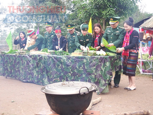 Cán bộ, chiến sĩ đồn Biên phòng Thanh, Hội phụ nữ, Đoàn thanh niên gói bánh chưng tặng bà con có hoàn cảnh khó khăn khu vực biên giới