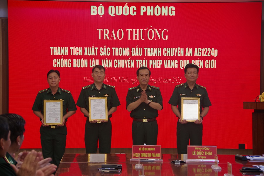 Trung tướng Lê Đức Thái trao thưởng cho các đơn vị đã có thành tích xuất sắc trong đấu tranh phòng chống với hoạt động mua bán, vận chuyển trái phép vàng qua biên giới, thu giữ 12, 2 kg vàng.