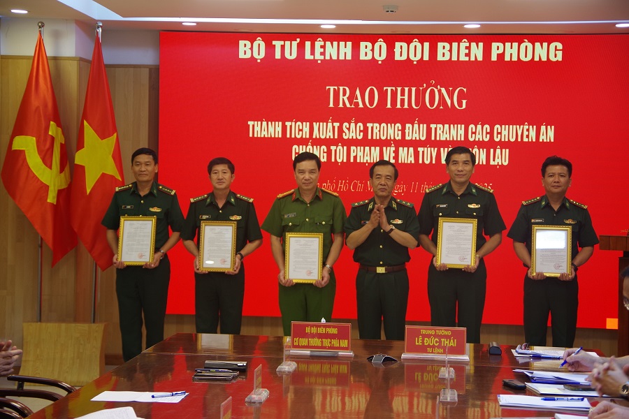 Trung tướng Lê Đức Thái trao thưởng cho các đơn vị đã có thành tích xuất sắc trong đấu tranh phòng chống với hoạt động mua bán, vận chuyển trái phép ma túy, vàng, pháo nổ qua biên giới.