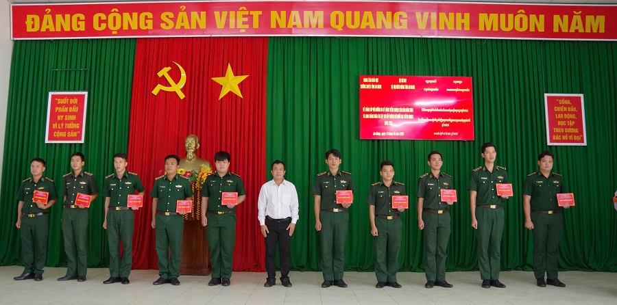 Trao chứng chỉ cho các học viên