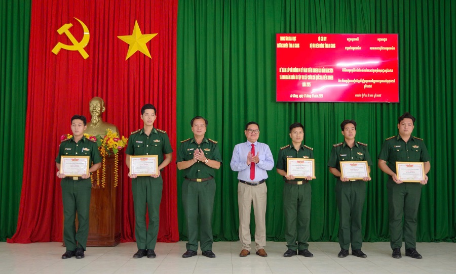 Tặng giấy khen cho các học viên đạt thành tích cao