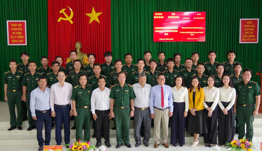 Chụp ảnh lưu niệm cùng học viên