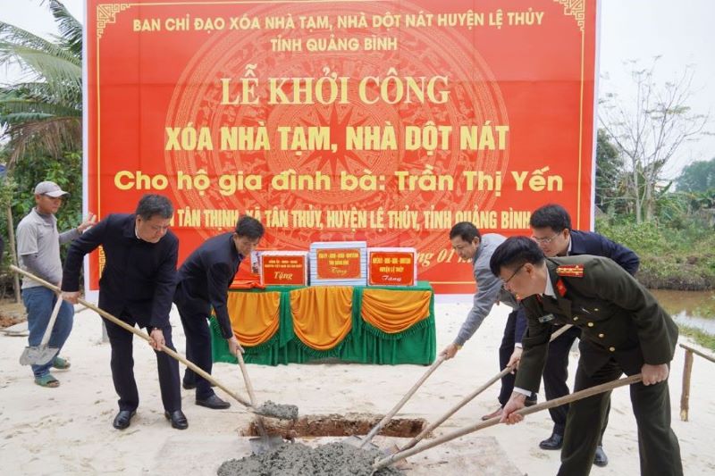 Lãnh đạo tỉnh Quảng Bình tham dự lễ khởi công xóa nhà tạm, nhà dột nát tại xã Tân Thủy, huyện Lệ Thủy.