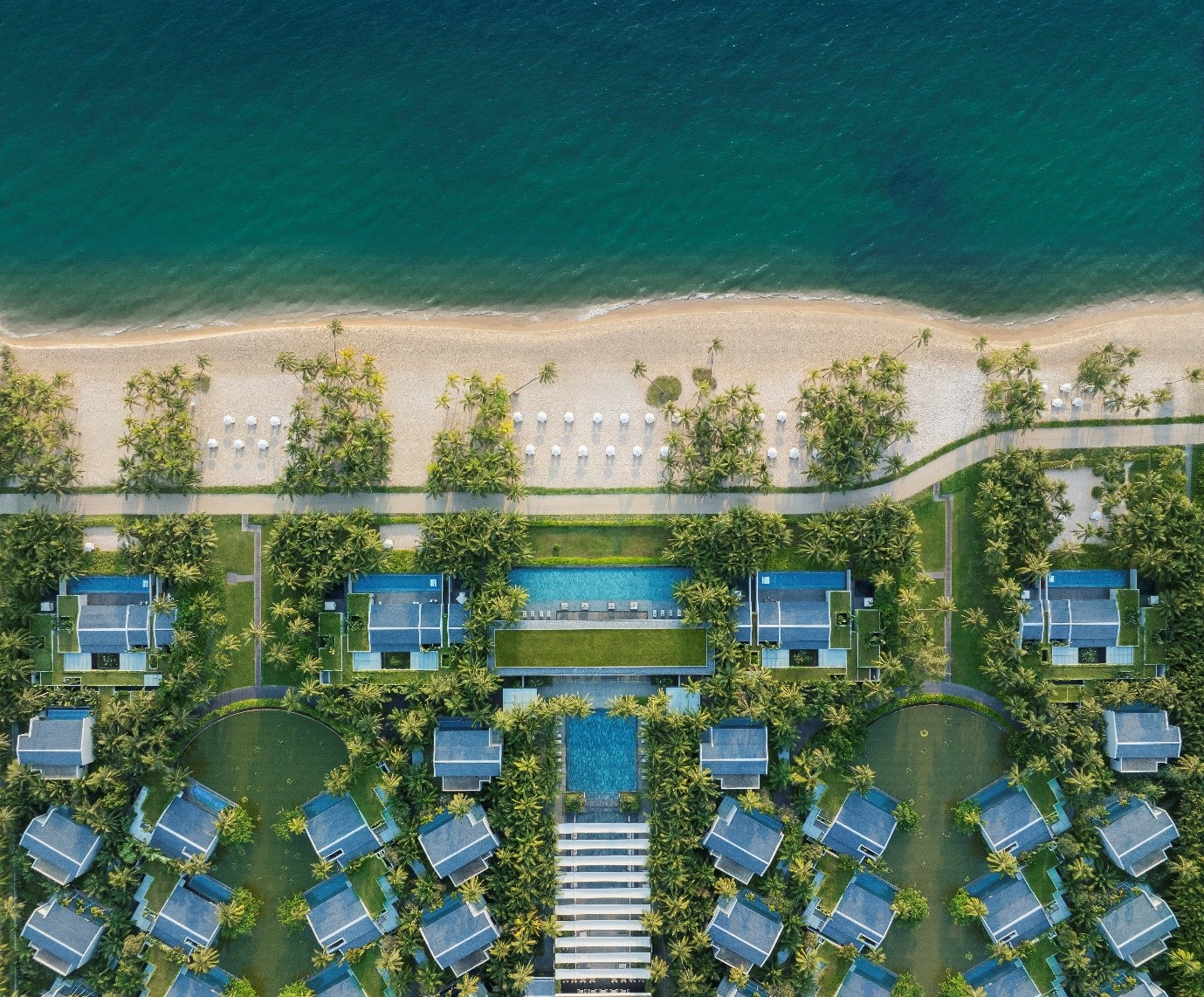 Không chỉ được vinh danh trong lĩnh vực du lịch, Regent Phu Quoc cùng InterContinental Phu Quoc, mới đây đã đón nhận chứng chỉ công trình xanh EDGE Advanced từ IFC. Ảnh: Regent Phu Quoc.