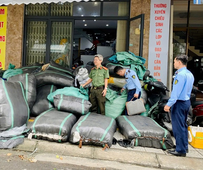 Kiểm tra cơ sở kinh doanh phát hiện hơn 2.200 sản phẩm quần áo nhập lậu