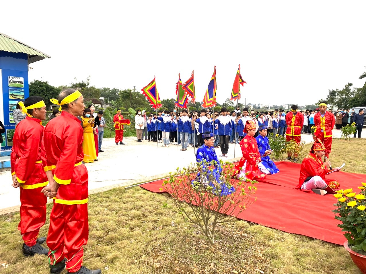 Trung tâm Bảo tồn di sản Thành nhà Hồ thực hiện các nghi lễ tái hiện lễ thượng nêu ngày Tết.