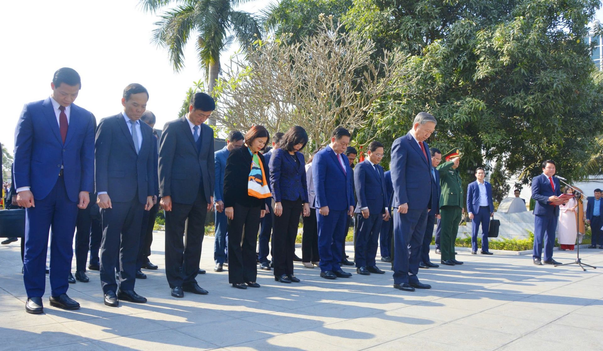 Tổng Bí thư Tô Lâm cùng các đồng chí lãnh đạo Đảng, Nhà nước và lãnh đạo tỉnh tưởng niệm Tổng Bí thư Nguyễn Văn Cừ