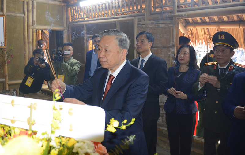 Tổng Bí thư Tô Lâm cùng các đồng chí lãnh đạo Đảng, Nhà nước dâng hương tại Nhà lưu niệm gốc Tổng Bí thư Nguyễn Văn Cừ.