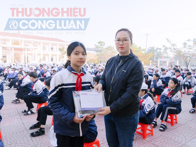 Tạp chí Thương hiệu và Công luận trao 32 suất qùa cho học sinh khuyết tật, hoàn cảnh khó khăn