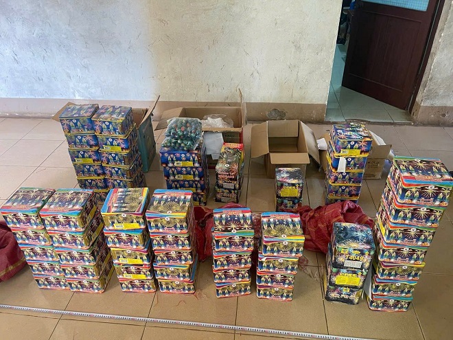 Tạm giữ đối tượng vận chuyển trái phép hơn 1 tạ pháo hoa nổ