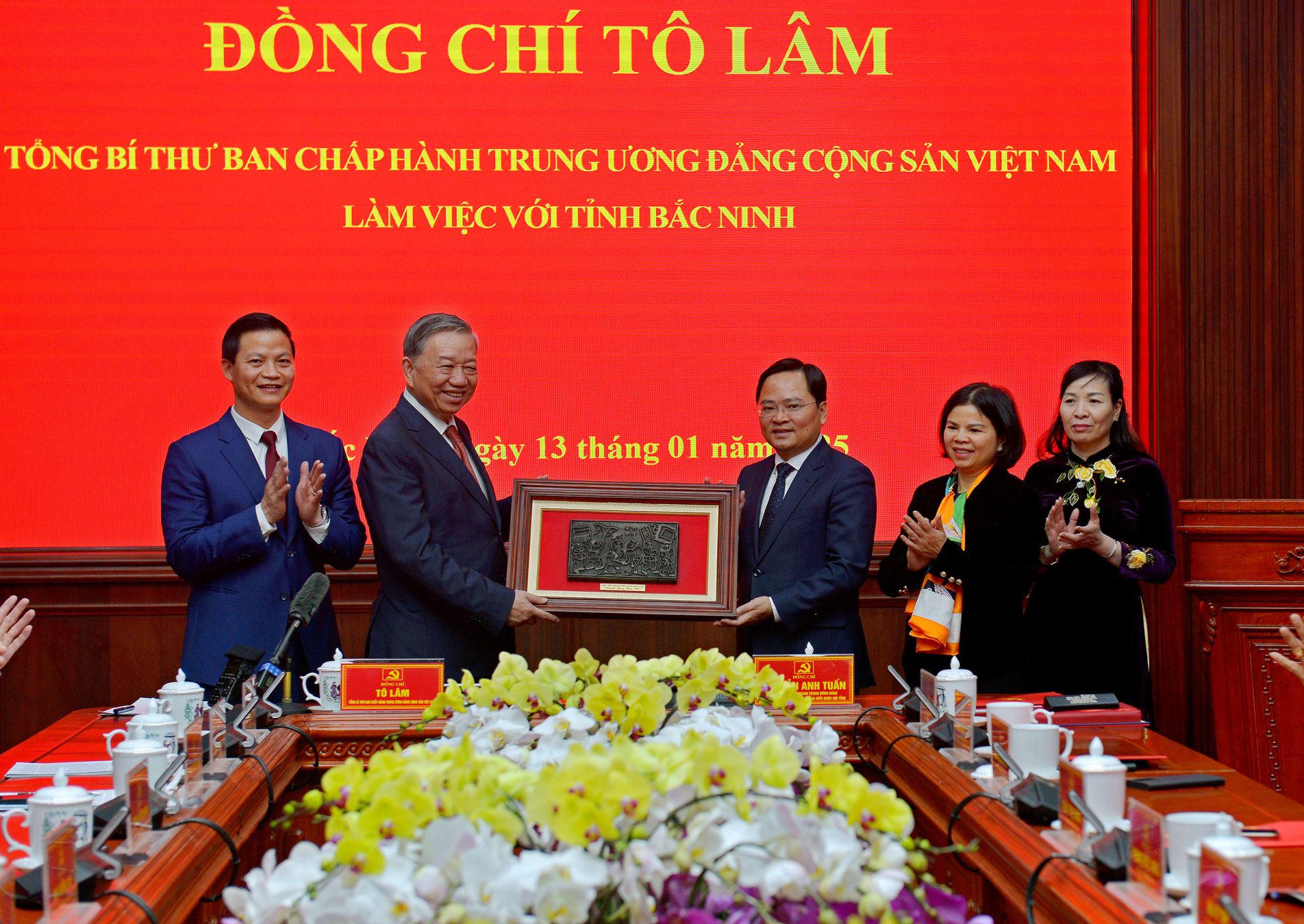 Các đồng chí lãnh đạo tỉnh Bắc Ninh tặng Tổng Bí thư Tô Lâm sản phẩm làng nghề truyền thống. Các đồng chí lãnh đạo tỉnh Bắc Ninh tặng Tổng Bí thư Tô Lâm sản phẩm làng nghề truyền thống.