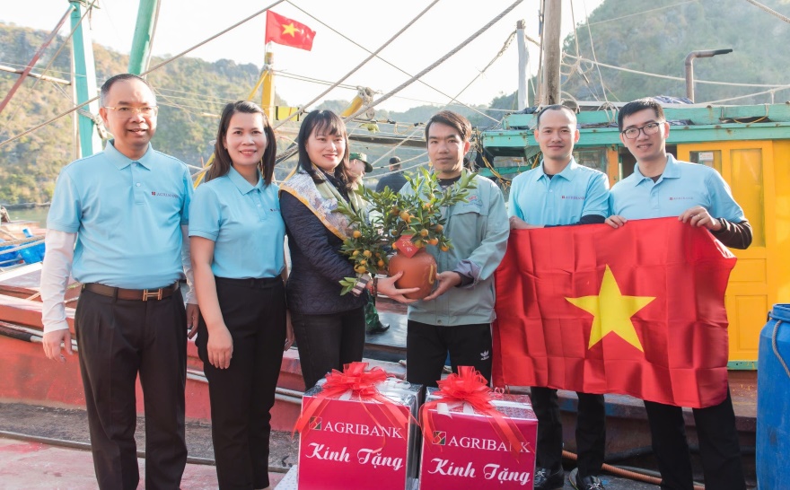 Đoàn công tác Agribank thăm, tặng quà Tết cho ngư dân trên đảo Cát Bà