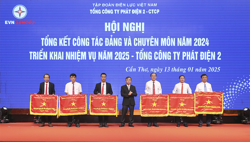 Ông Đinh Thế Phúc - Thành viên HĐTV EVN trao Cờ thi đua của Ủy ban Quản lý vốn Nhà nước tại doanh nghiệp cho các đơn vị của EVNGENCO2