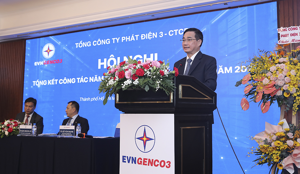 Ông Lê Văn Danh - Tổng giám đốc EVNGENCO3 báo cáo tại hội nghị Ông Lê Văn Danh - Tổng giám đốc EVNGENCO3 báo cáo tại hội nghị