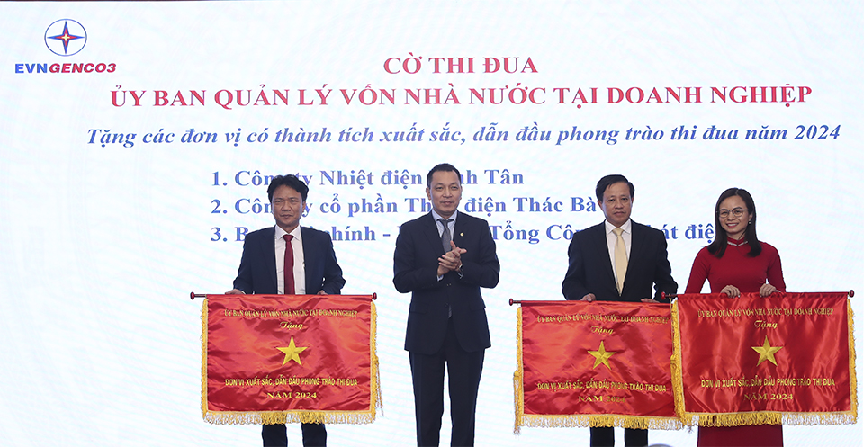Ông Đặng Hoàng An - Bí thư Đảng ủy, Chủ tịch HĐTV EVN trao Cờ thi đua của Uỷ ban Quản lý vốn Nhà nước tại Doanh nghiệp cho các đơn vị của EVNGENCO3 Ông Đặng Hoàng An - Bí thư Đảng ủy, Chủ tịch HĐTV EVN trao Cờ thi đua của Uỷ ban Quản lý vốn Nhà nước tại Doanh nghiệp cho các đơn vị của EVNGENCO3