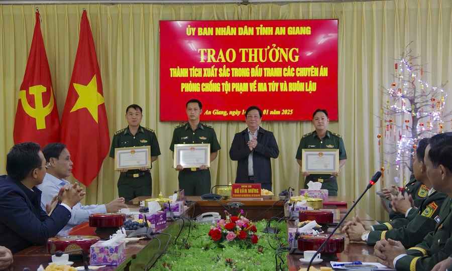 Trao bằng khen cho các tập thể, cá nhân