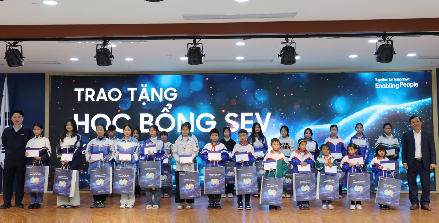 Hội Khuyến học tỉnh phối hợp với Samsung Việt Nam trao học bổng cho học sinh có hoàn cảnh khó khăn.