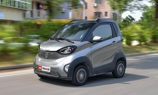 Baojun E100 là mẫu ô tô điện nhỏ nhất trong dải sản phẩm của Baojun, chỉ có 2 chỗ ngồi. Thiết kế gây liên tưởng đến dòng xe xăng Smart ForTwo.