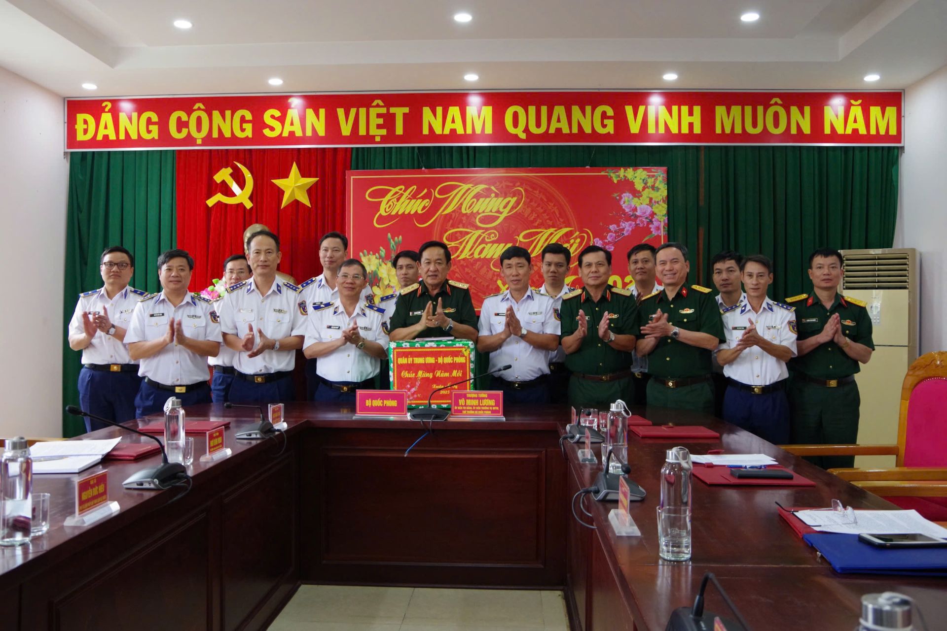 Thứ trưởng Bộ Quốc phòng Võ Minh Lương tặng quà Tết Bộ Tư lệnh Vùng Cảnh sát biển 3.