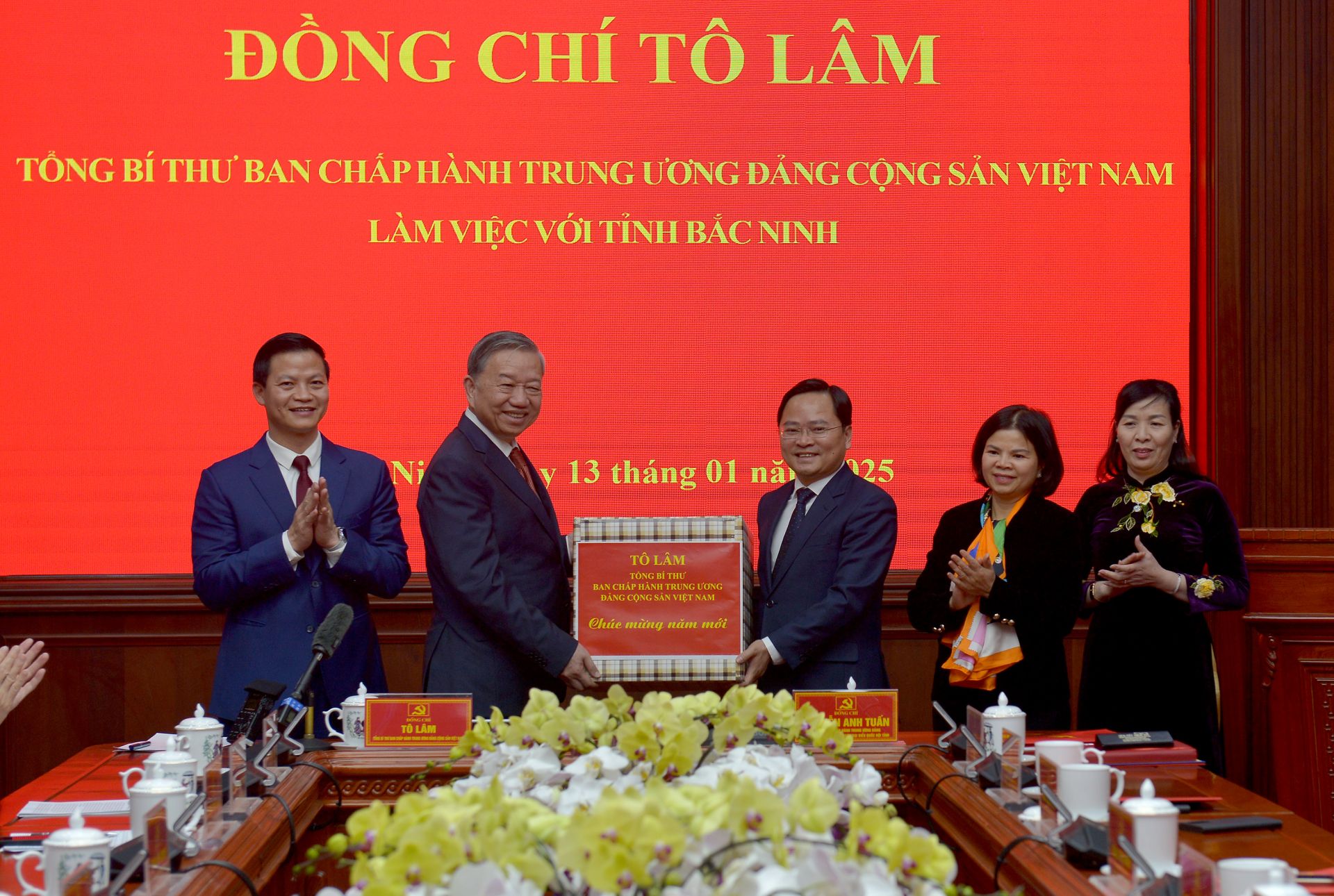Tổng Bí thư Tô Lâm tặng quà Đảng bộ, chính quyền và nhân dân tỉnh Bắc Ninh. Tổng Bí thư Tô Lâm tặng quà Đảng bộ, chính quyền và nhân dân tỉnh Bắc Ninh.