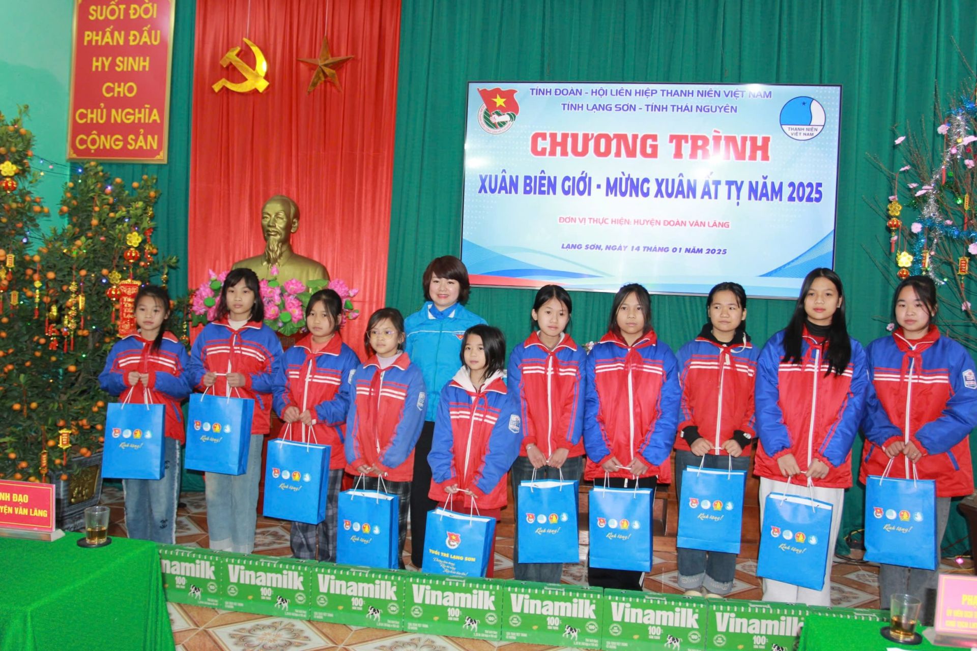 Lãnh đạo Tỉnh đoàn Lạng Sơn tặng quà thiếu nhi có nhiều thành tích trong hoạt động công tác đội