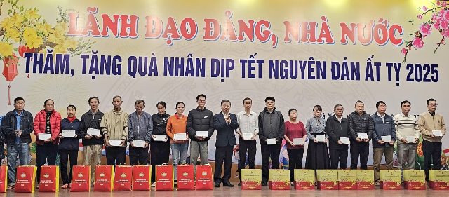 Chánh án Tòa án Nhân dân tối cao Lê Minh Trí (đứng giữa) tặng quà Tết hộ nghèo và công nhân lao động tại Đà Nẵng